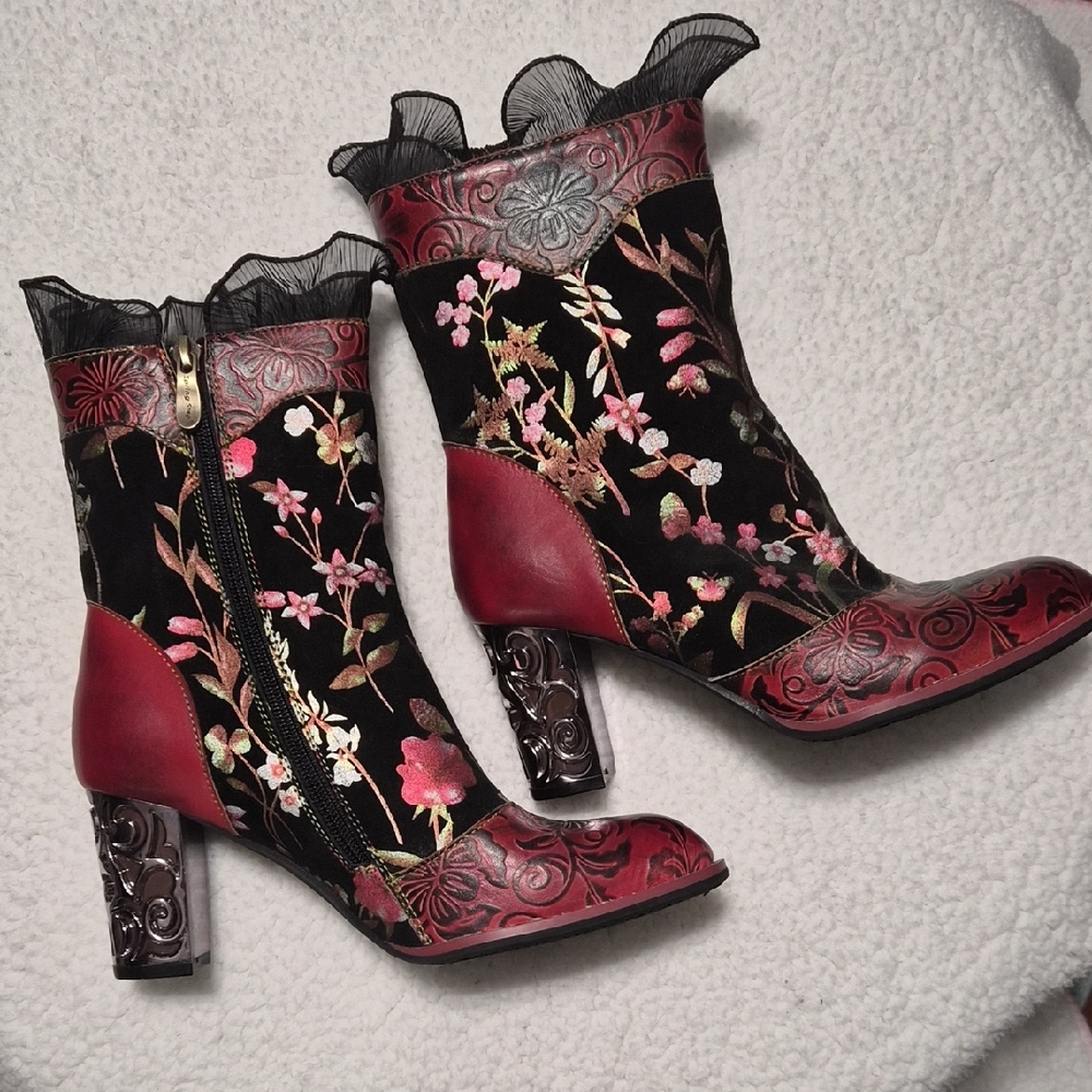 L'Artiste Floral Embroidered Ankle Boots - Black and Red